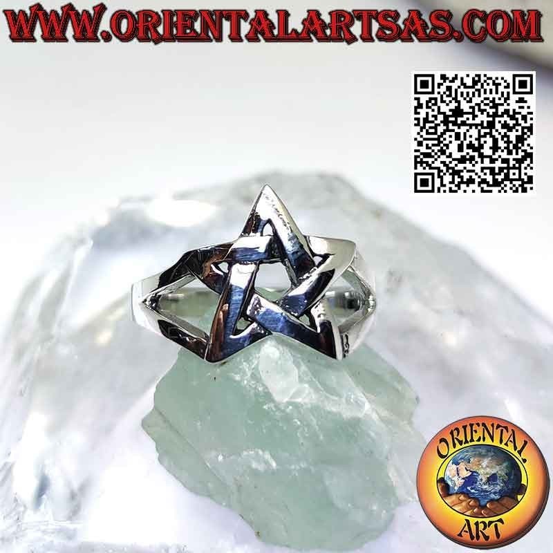 Glatter Silberring mit glattem Pentagramm an zwei seitlich befestigt