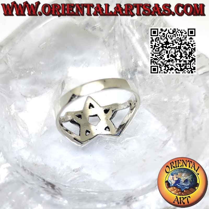 Glatter Silberring mit glattem Pentagramm an zwei seitlich befestigt
