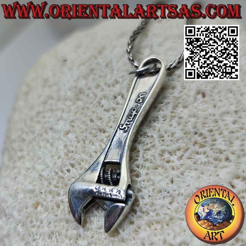 Colgante de plata, la llave inglesa (trabajando)
