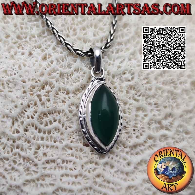Ciondolo in argento con agata verde a navetta cabochon su montatura semplice con intreccio