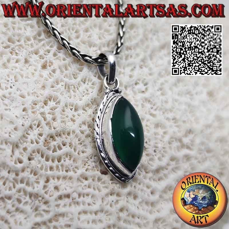 Silberanhänger mit Cabochon-Schiffchen aus grünem Achat in einer einfachen Flechtfassung
