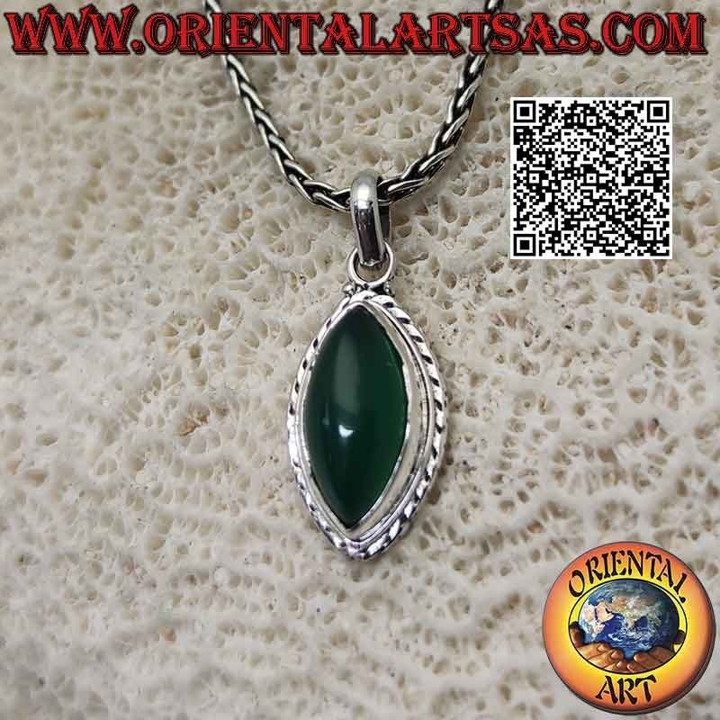 Ciondolo in argento con agata verde a navetta cabochon su montatura semplice con intreccio