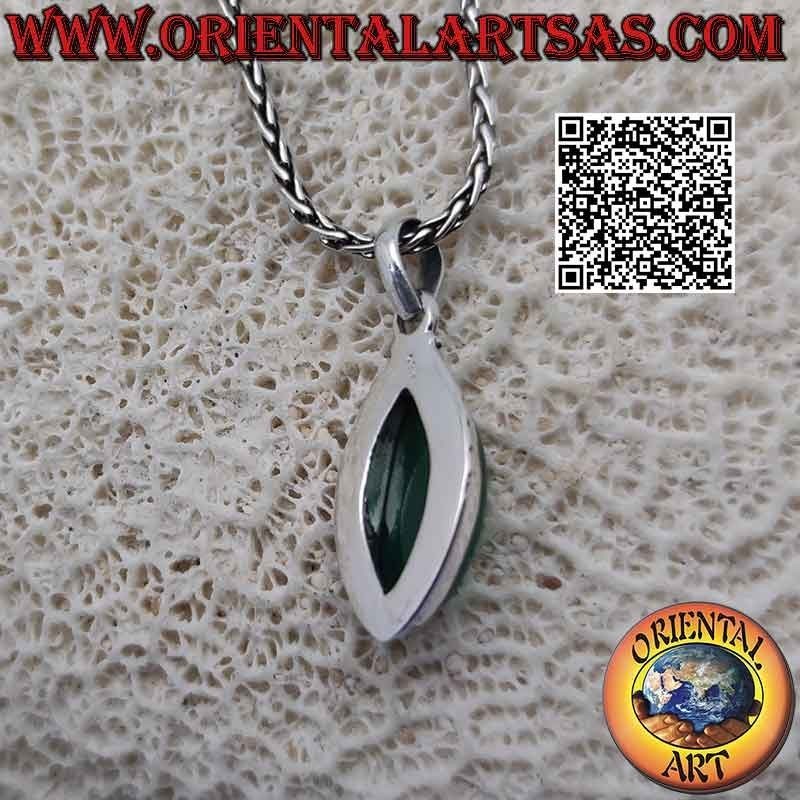 Colgante de plata con cabujón lanzadera de ágata verde en engaste entrelazado simple