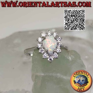 Silberring mit tropfenförmigem Harlekin-Opal, umgeben von weißen Zirkonen