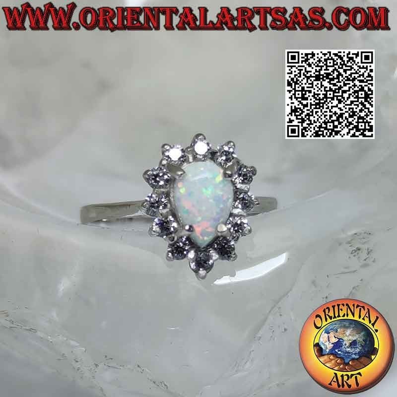 Bague en argent avec opale arlequin goutte sertie entourée de zircons blancs