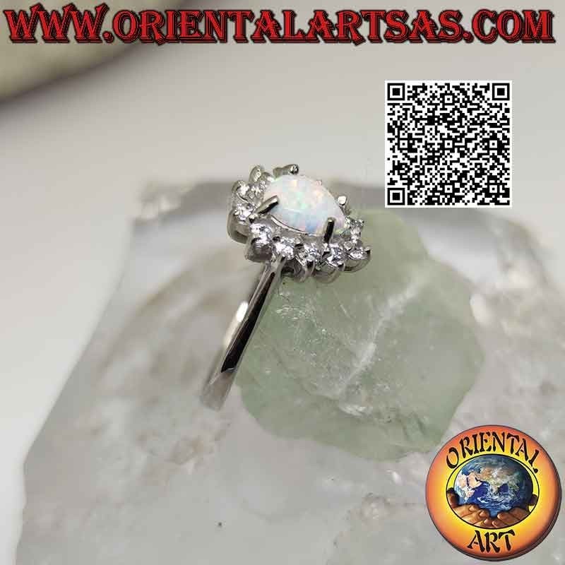 Silberring mit tropfenförmigem Harlekin-Opal, umgeben von weißen Zirkonen