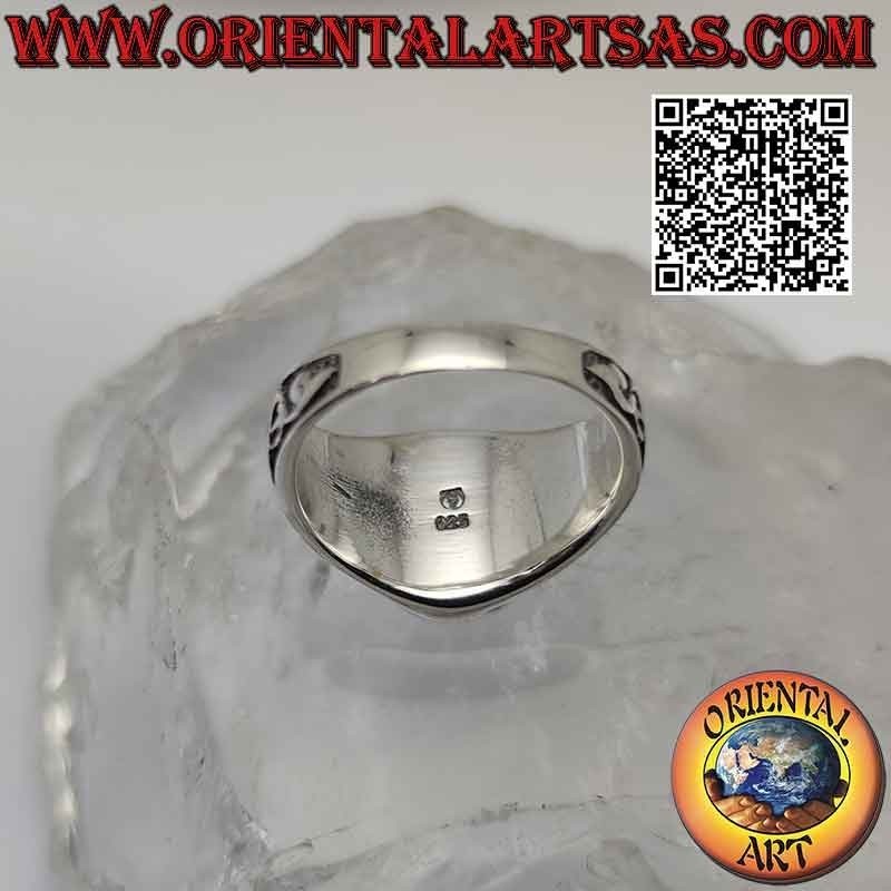 Anillo de plata con turquesa natural de Arizona ovalada y decoración floral en los laterales