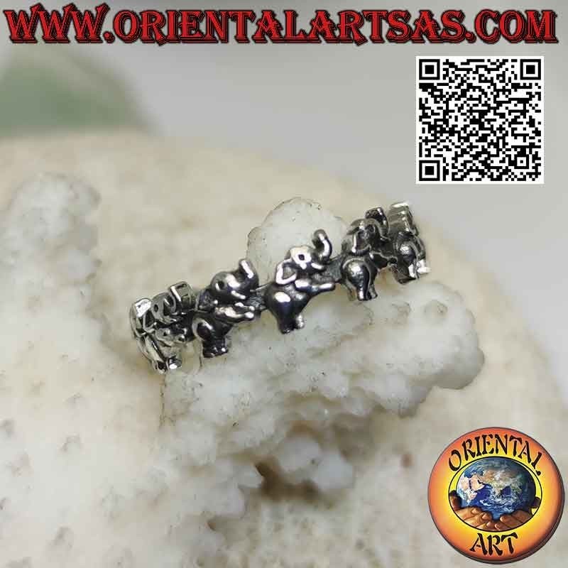 Anillo de banda de plata con elefantes rampantes con trompa en fila