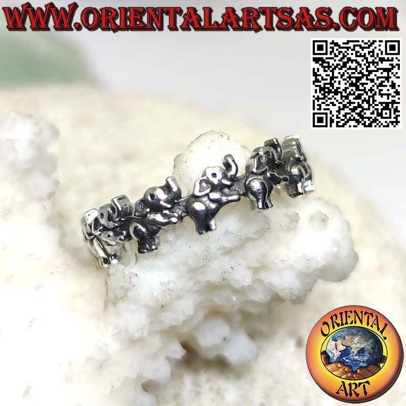 Anello a fascia in argento con elefanti rampanti con proboscide in su in fila