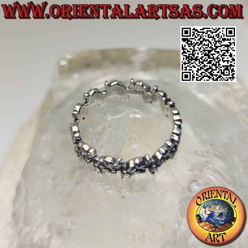 Anello a fascia in argento con elefanti rampanti con proboscide in su in fila