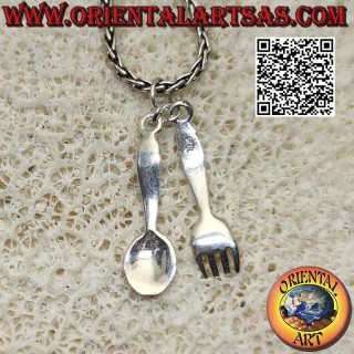 Pendentif, cuillère et fourchette en argent lisse