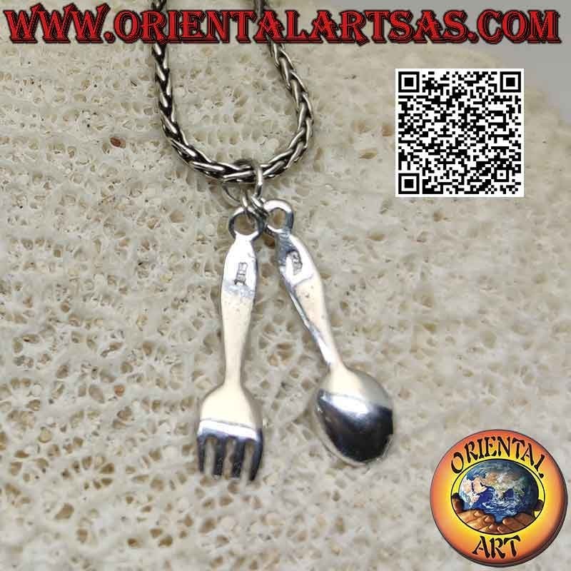 Pendentif, cuillère et fourchette en argent lisse