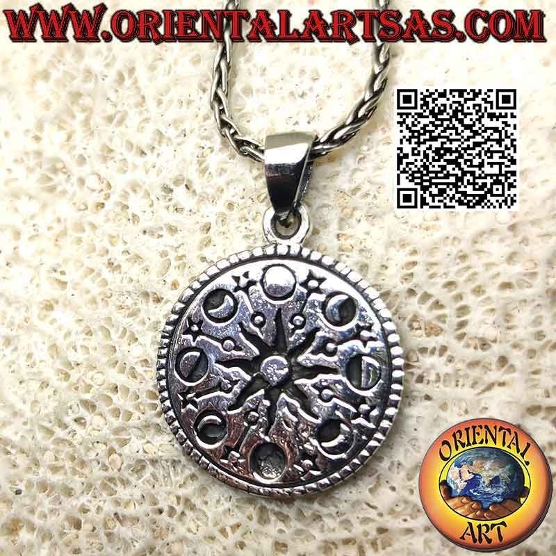 Colgante de plata, medalla con sol central y fases lunares grabadas