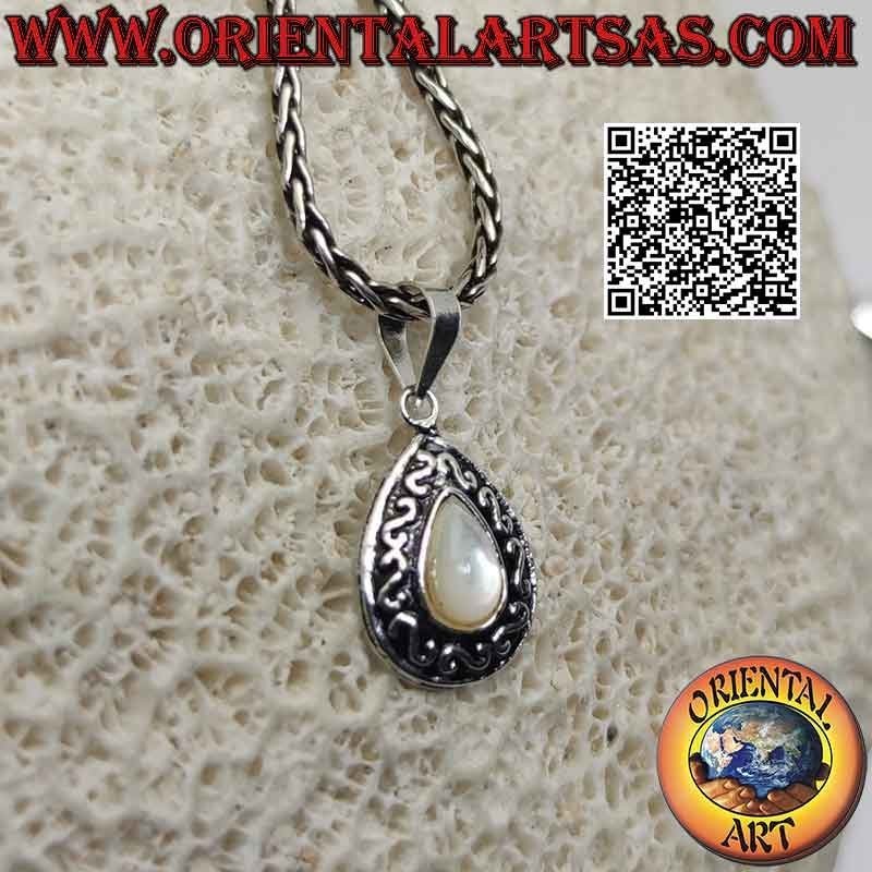 Colgante de plata con cabujón gota de nácar y decoración en "S" o bajorrelieve griego