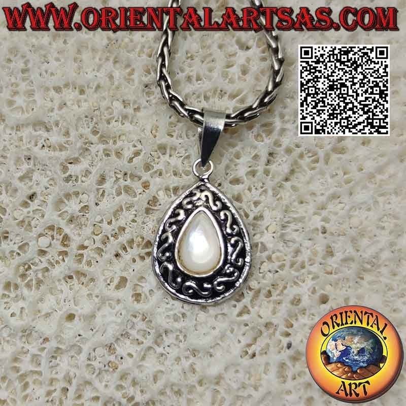 Colgante de plata con cabujón gota de nácar y decoración en "S" o bajorrelieve griego