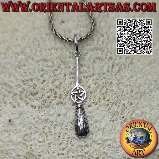 Pendentif en argent, le balai volant de la sorcière avec pentacle