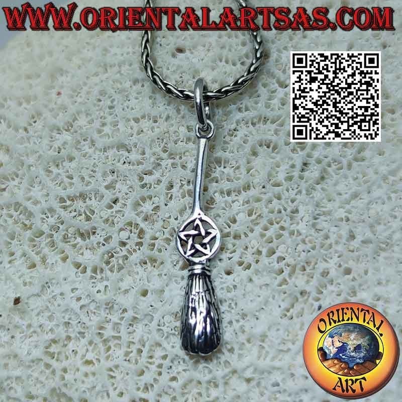 Colgante de plata, escoba voladora de bruja con pentáculo