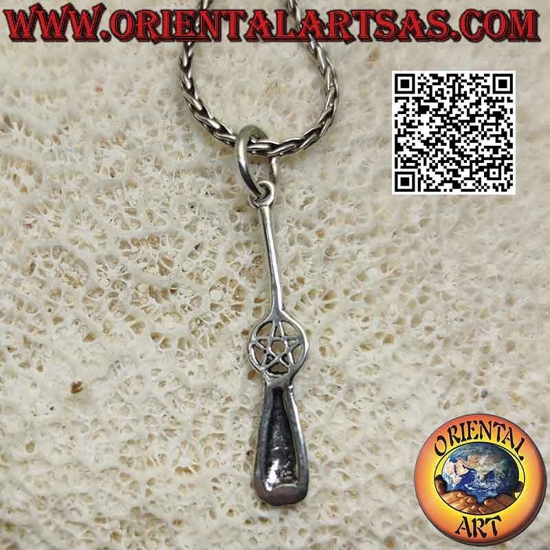 Colgante de plata, escoba voladora de bruja con pentáculo