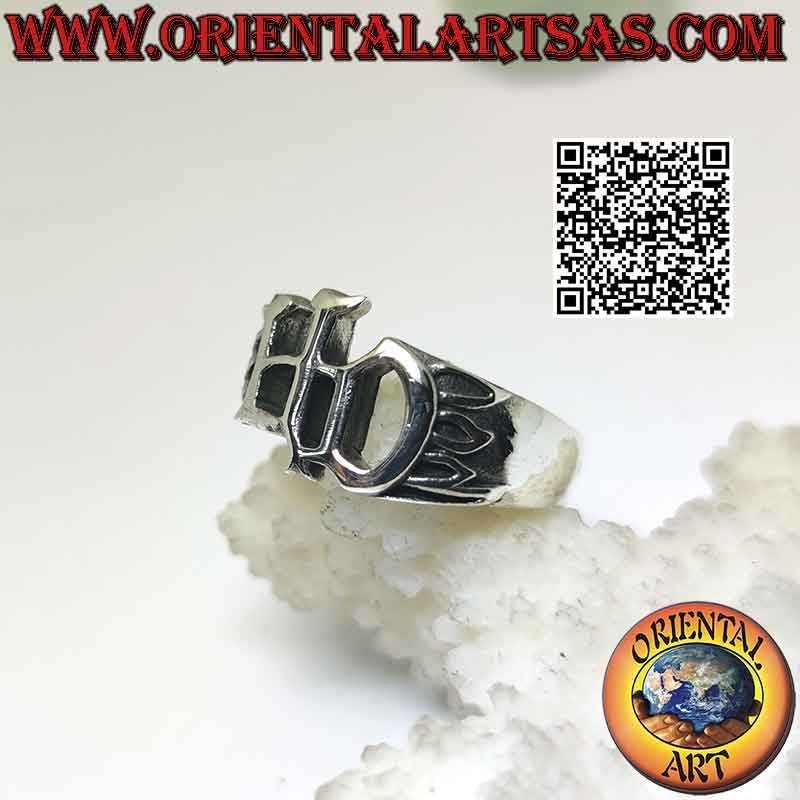 Anillo de plata con inscripción "HD" (Harley Davidson) perforada y llamas en los laterales