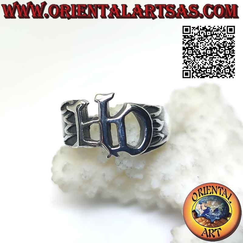 Anillo de plata con inscripción "HD" (Harley Davidson) perforada y llamas en los laterales