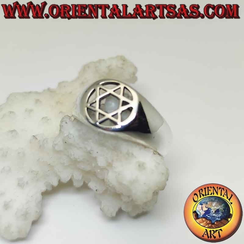Bague en argent avec étoile de David (étoile à 6 branches) dans le cercle ajouré sur une monture lisse