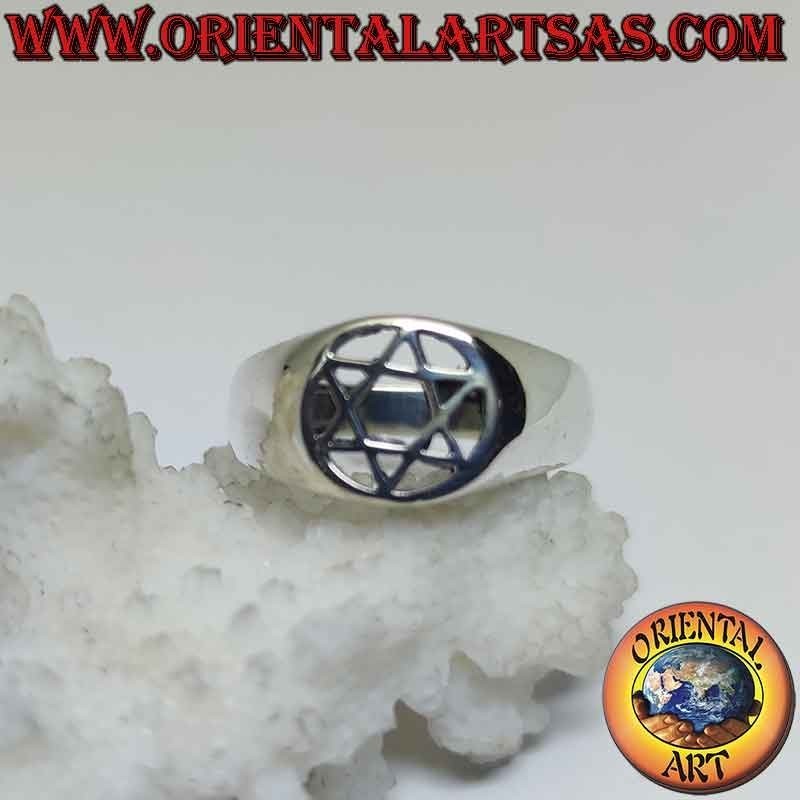 Anillo de plata con estrella de David (estrella de 6 puntas) en el círculo perforado en un engaste liso