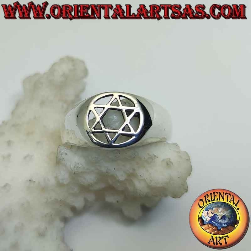 Bague en argent avec étoile de David (étoile à 6 branches) dans le cercle ajouré sur une monture lisse