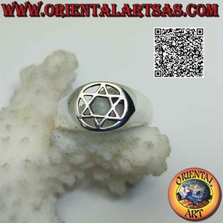 Bague en argent avec étoile de David (étoile à 6 branches) dans le cercle ajouré sur une monture lisse