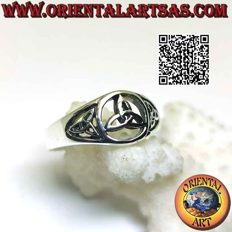 Bague ronde en argent perforé avec triquetra central et latéral