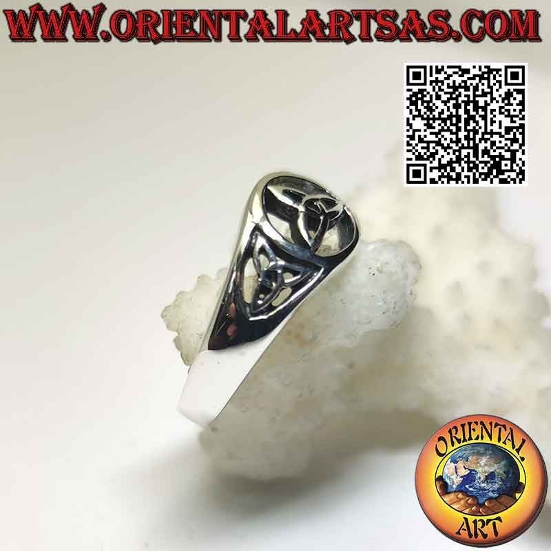 Bague ronde en argent perforé avec triquetra central et latéral