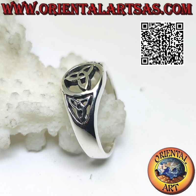 Bague ronde en argent perforé avec triquetra central et latéral
