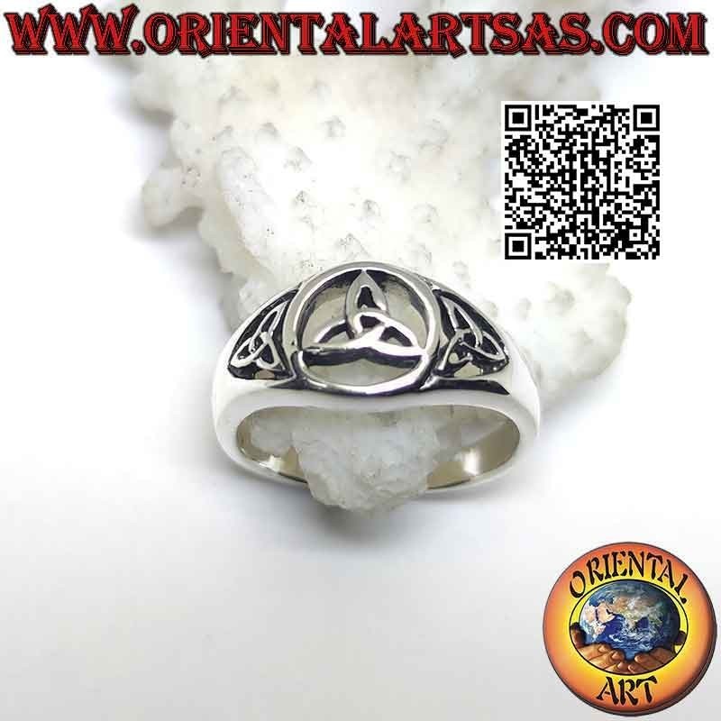 Anello in argento tondo traforato con triquetra centrale e sui lati