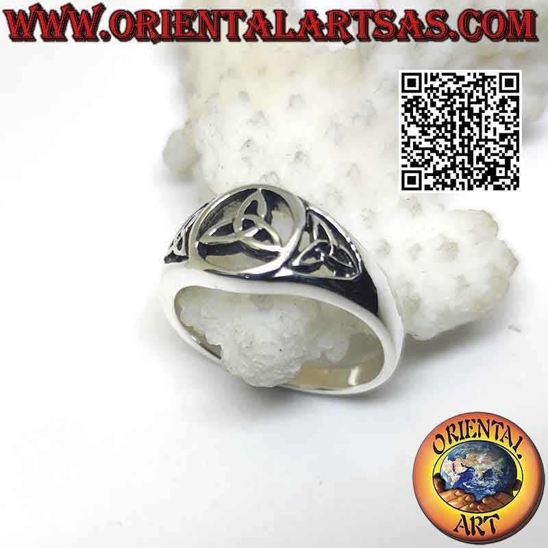 Runder perforierter Silberring mit zentralem und seitlichem Triquetra