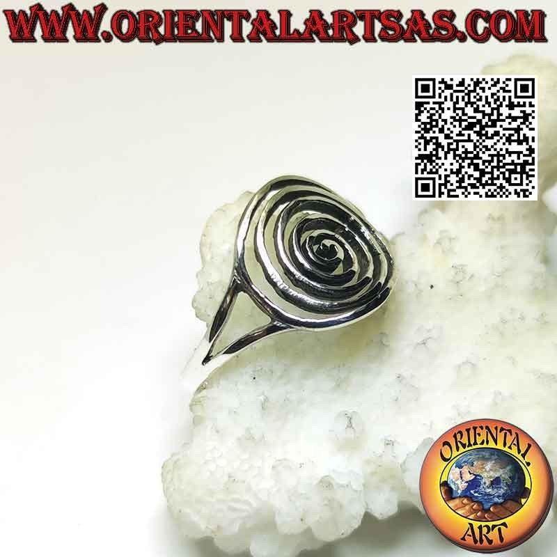 Anillo de plata con densa espiral perforada enganchada a dos