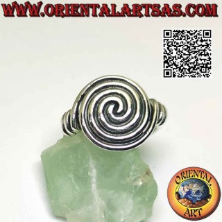 Anillo de plata con densa espiral redondeada unida lateralmente.