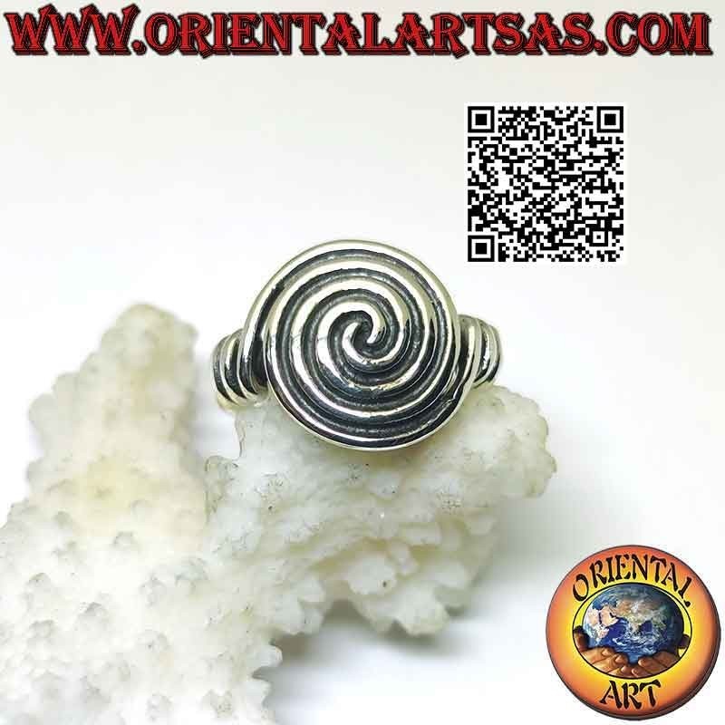 Anillo de plata con densa espiral redondeada unida lateralmente.