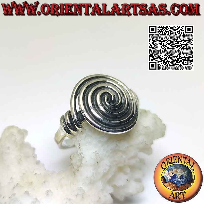 Anillo de plata con densa espiral redondeada unida lateralmente.