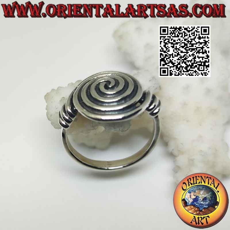 Anillo de plata con densa espiral redondeada unida lateralmente.