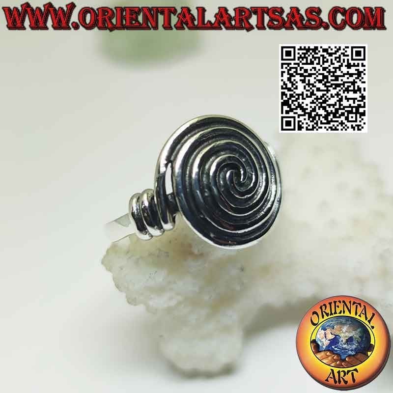 Anillo de plata con densa espiral redondeada unida lateralmente.