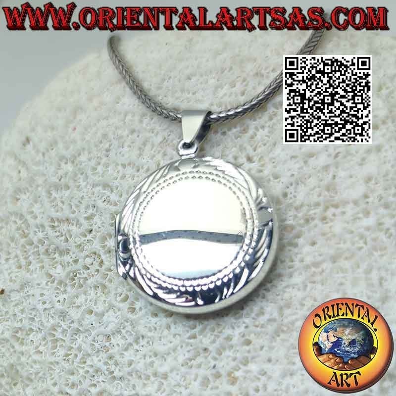 Flat smooth round silver photo frame with engraved floral frame (Ø 24 mm)