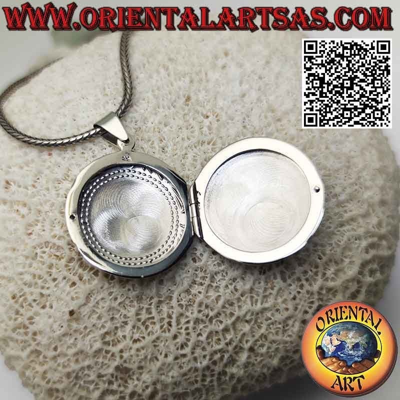 Flat smooth round silver photo frame with engraved floral frame (Ø 24 mm)