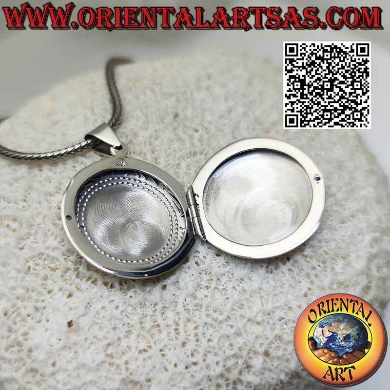 Flat smooth round silver photo frame with engraved floral frame (Ø 24 mm)