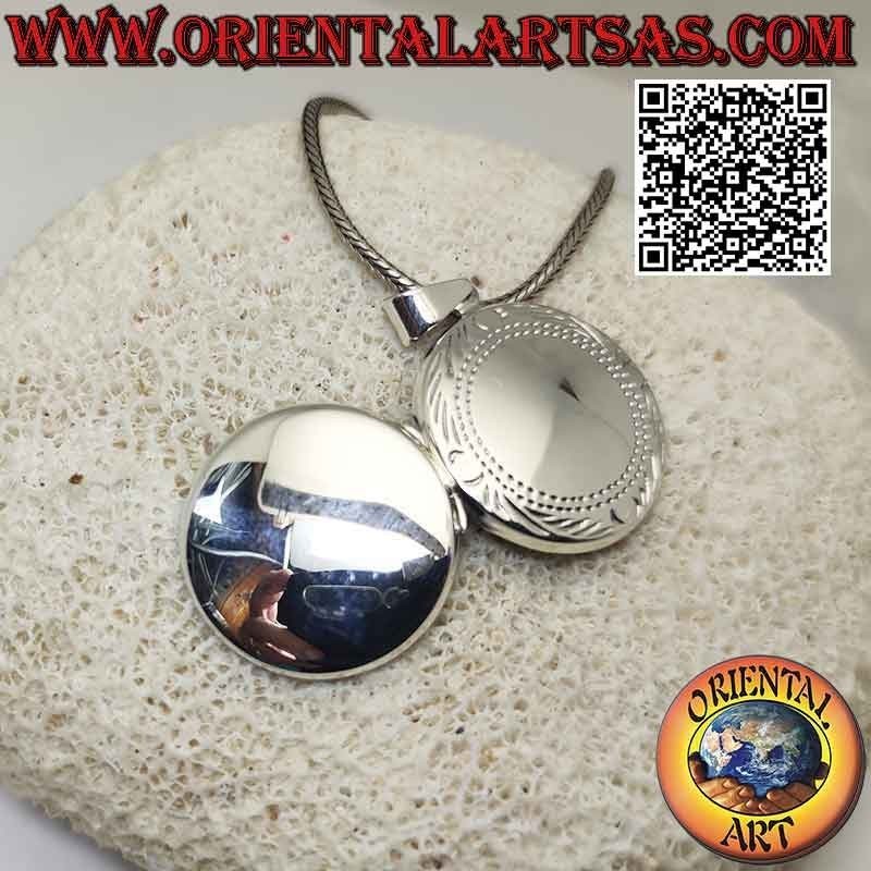 Flat smooth round silver photo frame with engraved floral frame (Ø 24 mm)