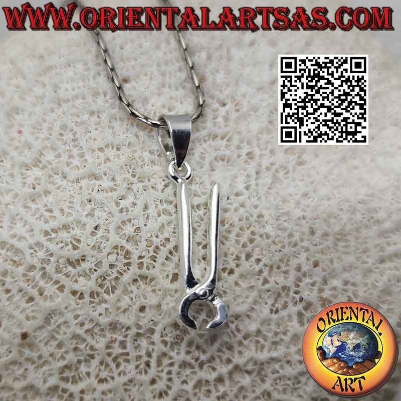 Pendentif en argent, la pince (outil de travail)