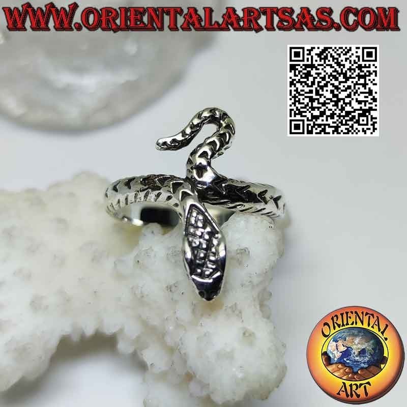 Anillo de plata con forma de serpiente grabada en movimiento sinuoso (una vuelta)
