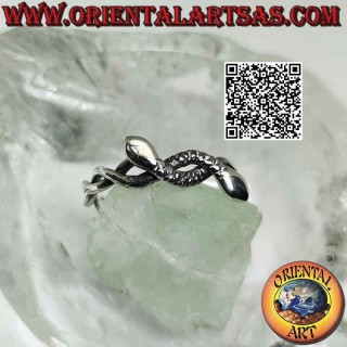 Bague en argent avec deux serpents noués ensemble dans des directions opposées