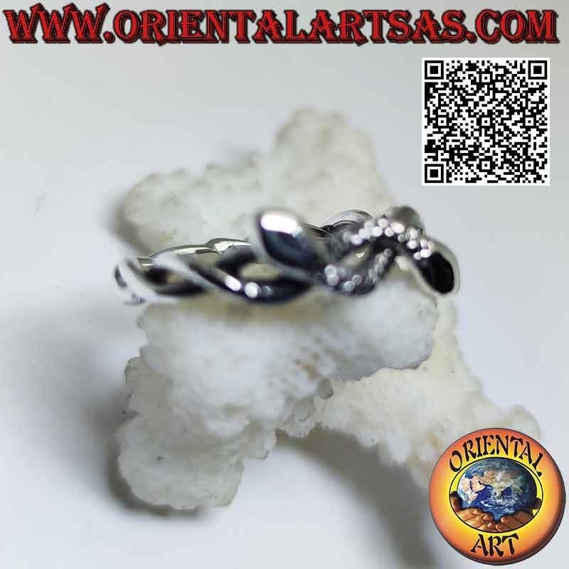 Bague en argent avec deux serpents noués ensemble dans des directions opposées