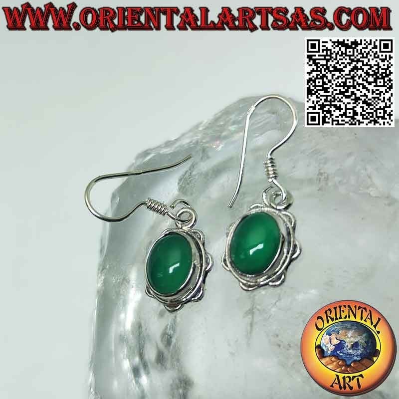 Pendientes de plata con cabujón de ágata verde ovalada en engaste de pétalos lisos