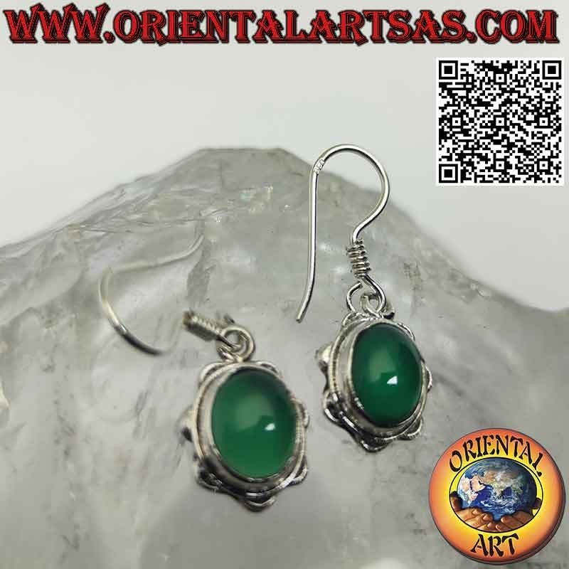 Boucles d'oreilles en argent avec cabochon d'agate verte ovale sur un sertissage pétale lisse