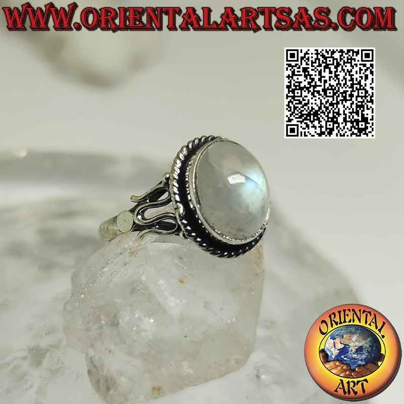 Bague en argent avec cabochon ovale en pierre de lune arc-en-ciel entourée d'entrelacs et de serpentine sur les côtés